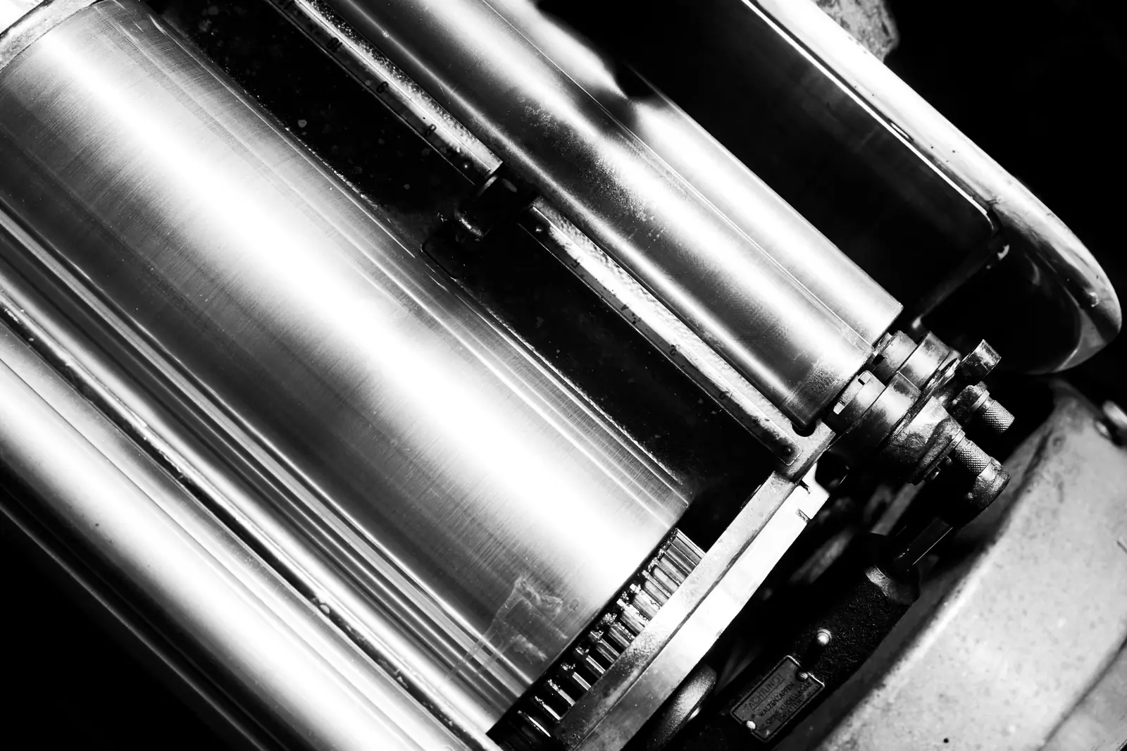 Detail einer historischen Druckmaschine als Sinnbild für Präzision und Handwerk